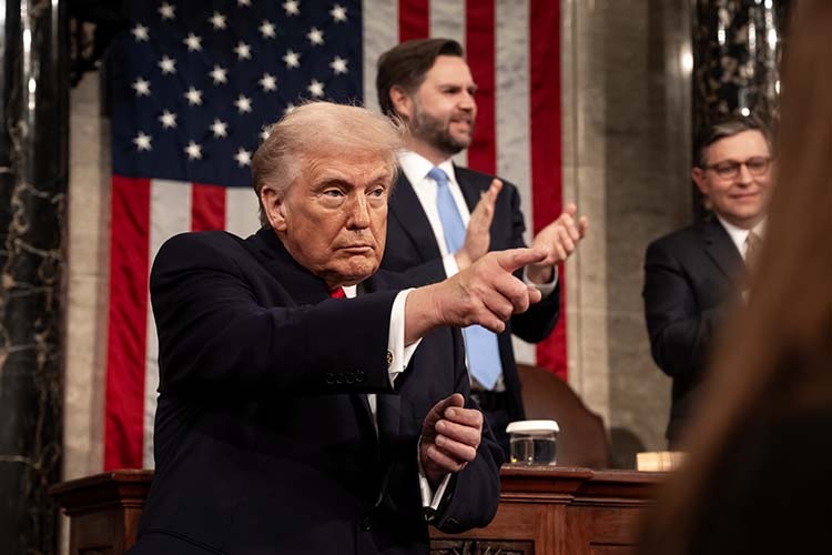    «Мы победили. В первый час все закончилось», — заявил ночью Дональд Трамп. Правда, пока американское руководство не может толком сформулировать, что видит своей победой в нынешней операции против Ирана.   
Фото: The White House — flickr.com, Public Domain, commons.wikimedia.org