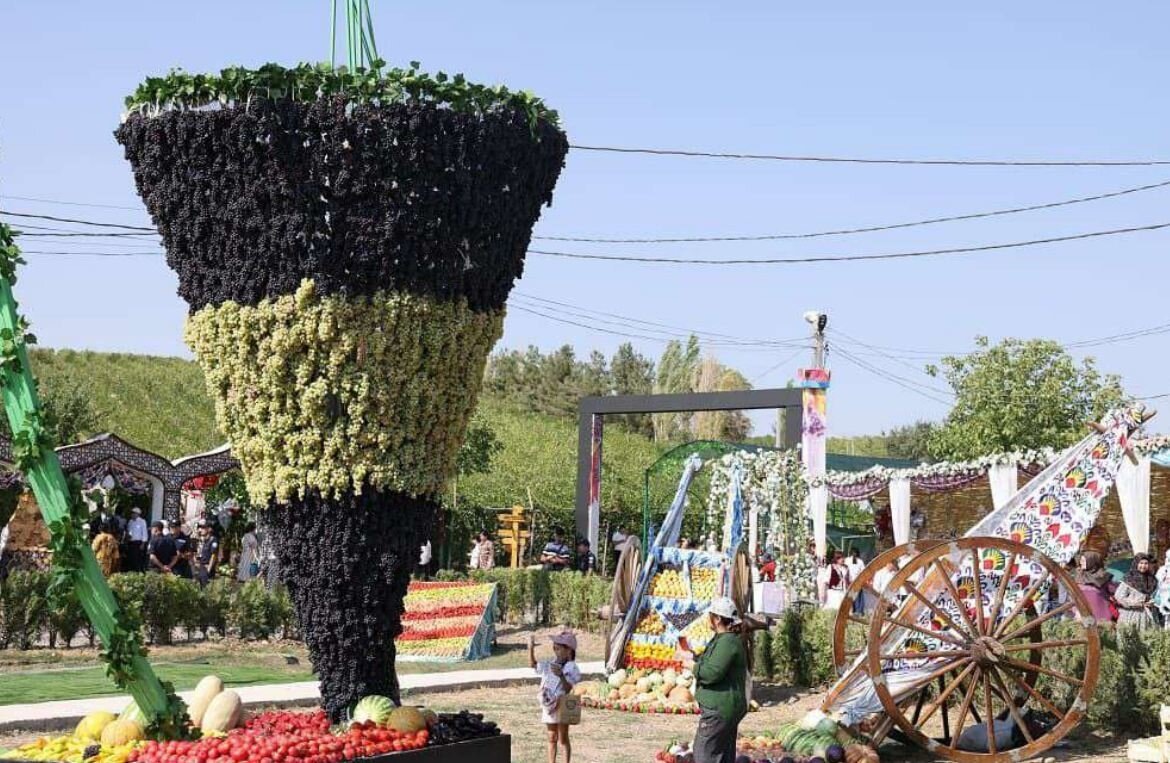    В фестивале приняли участие представители виноградарства и винодельческой промышленности Узбекистана, ученые, эксперты и крупные представители отрасли из более чем 30 стран, включая Индонезию, Турцию, Сербию, Россию, Корею, Сингапур, Беларусь, Грузию и Азербайджан.