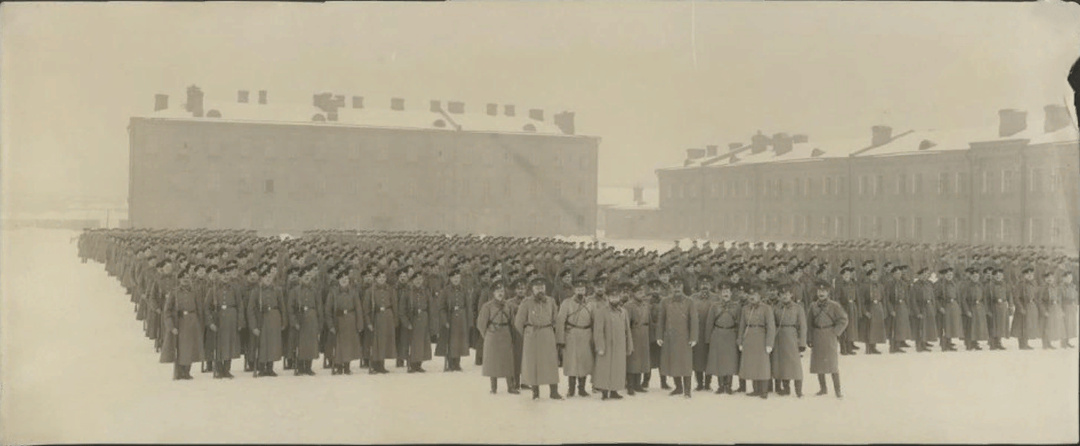 Командир полка полковник Матковский и 12-й гренадерский Астраханский полк на зимнем плацу Астраханских казарм. Москва. Лефортово.