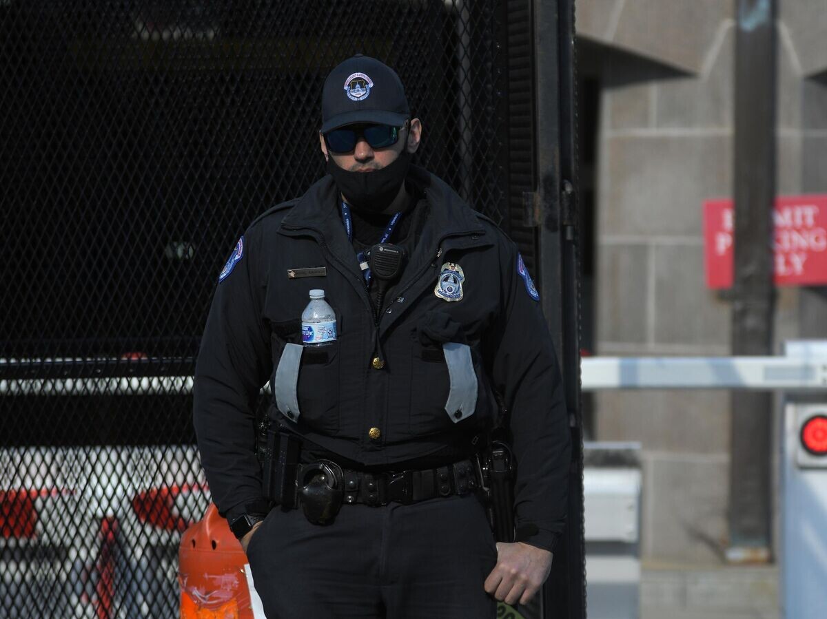    Сотрудник полиции в Вашингтоне | © РИА Новости / Дмитрий Паршин
