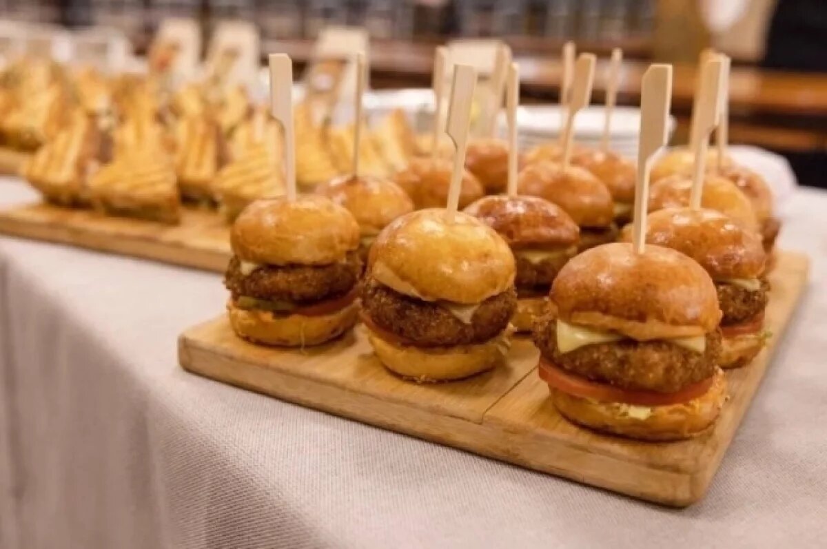    Школьников Урала стали кормить бургерами с горбушей: новости регионов