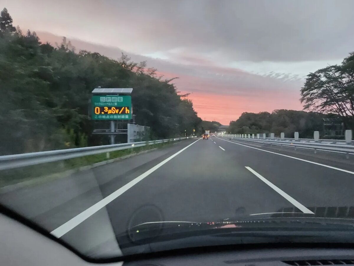 Датчики радиации вдоль шоссе через нагорье Абукума в префектуре Фукусима измеряют находящееся в воздухе гамма-излучение