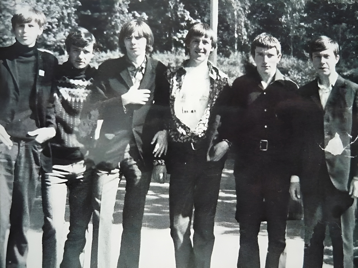 Наша группа поварского ПТУ № 19. Я четвертый слева.