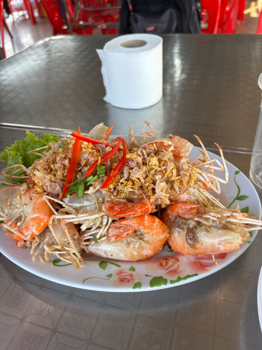 Уже готовые креветки с чесноком