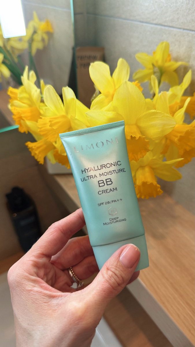 Еще в видео-обзоре из Сочи сказала, что от души очень советую попробовать. Для меня он просто самый-самый лучший. Собственно именно он — мой «секретный секрет», почему в кадре и просто в жизни кожа всегда выглядит чуть более  красивой и ухоженной 🌷 Если я не ошибаюсь, я даже снимала с ним видео этой зимой, где показала, как здорово он перекрывает все несовершенства, при это защищает от солнца, так как в нем SPF 28, плюс увлажняет и питает.