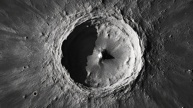 Что скрывает обратная сторона Луны? 5 загадок на снимках NASA