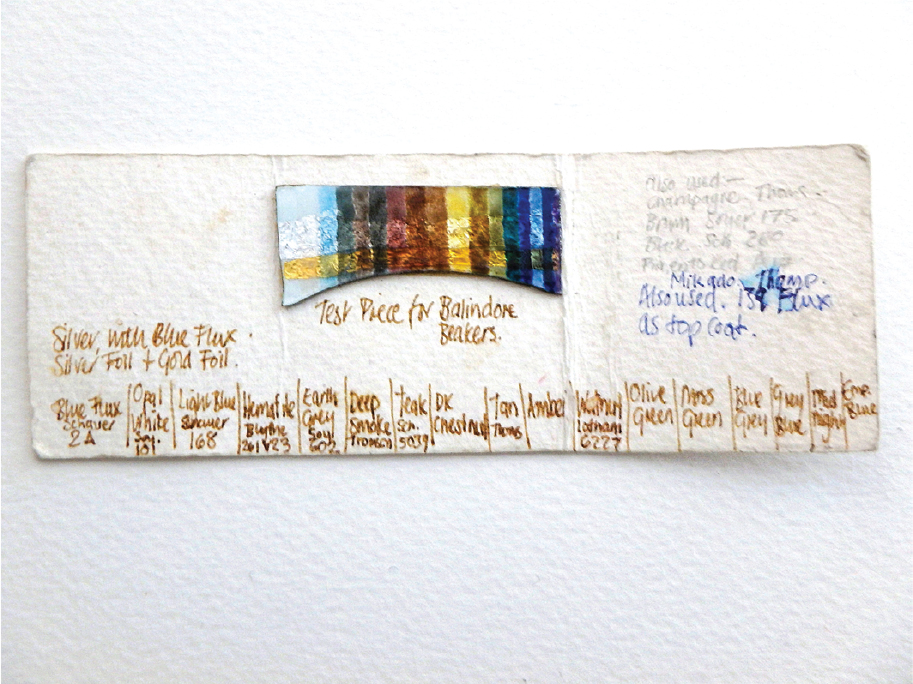 Рис. Тестовая полоса эмалей поверх тонких полосок золотой и серебряной фольги — отличный способ сразу сравнить варианты.