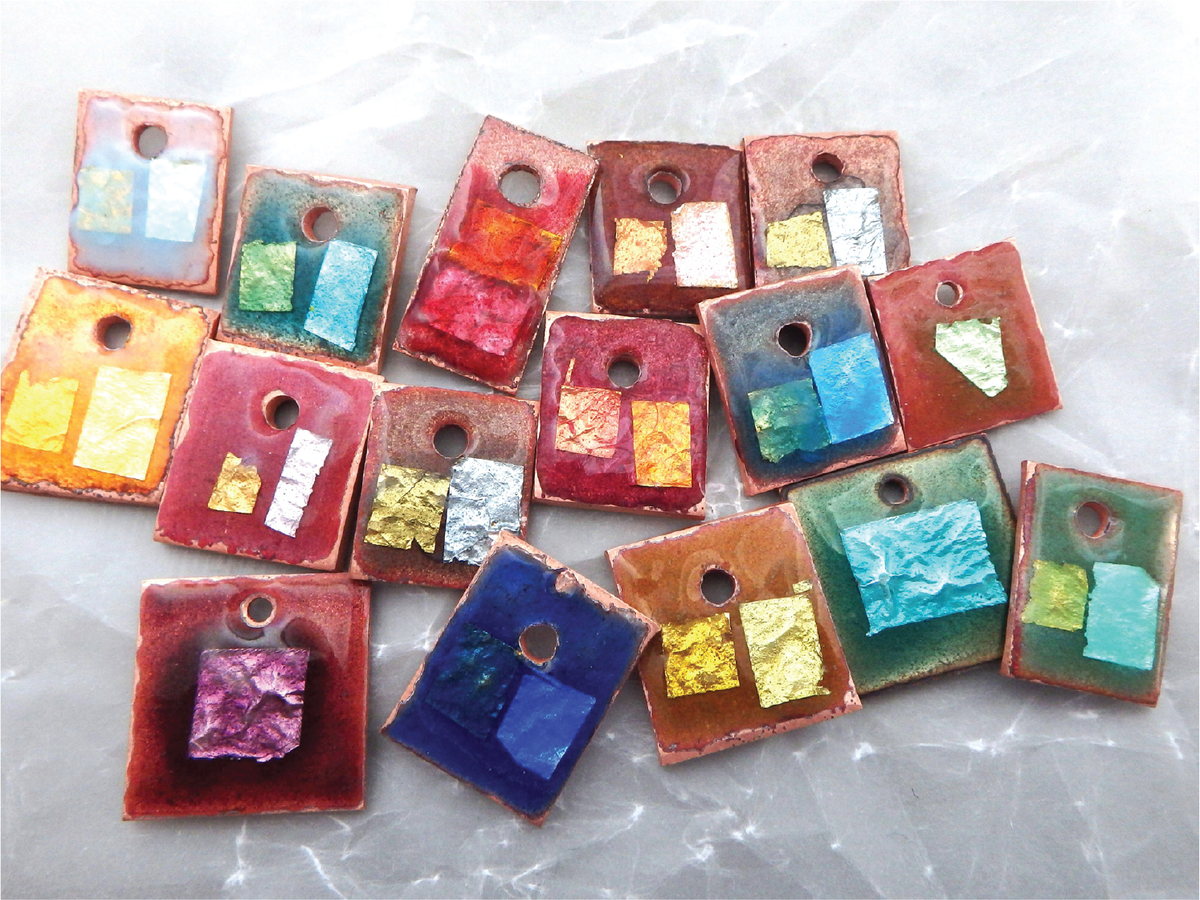 Рис. Набор образцов эмали на меди – это поможет вам определить конкретные цветовые решения и оттенки. Многие эмали после обжига выглядят совершенно по-другому.