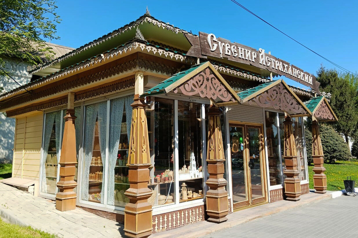 За сувенирами в Астрахани ходить далеко не надо: этот магазинчик находится недалеко от входа в Кремль. Фото: Юрий Делия