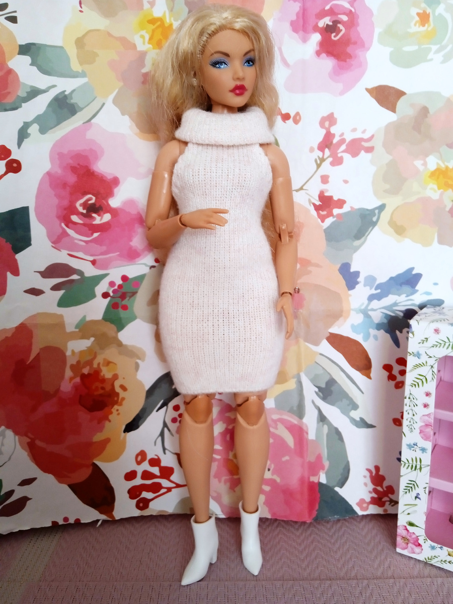 Платье трикотажное вязаное сшито из носочка.