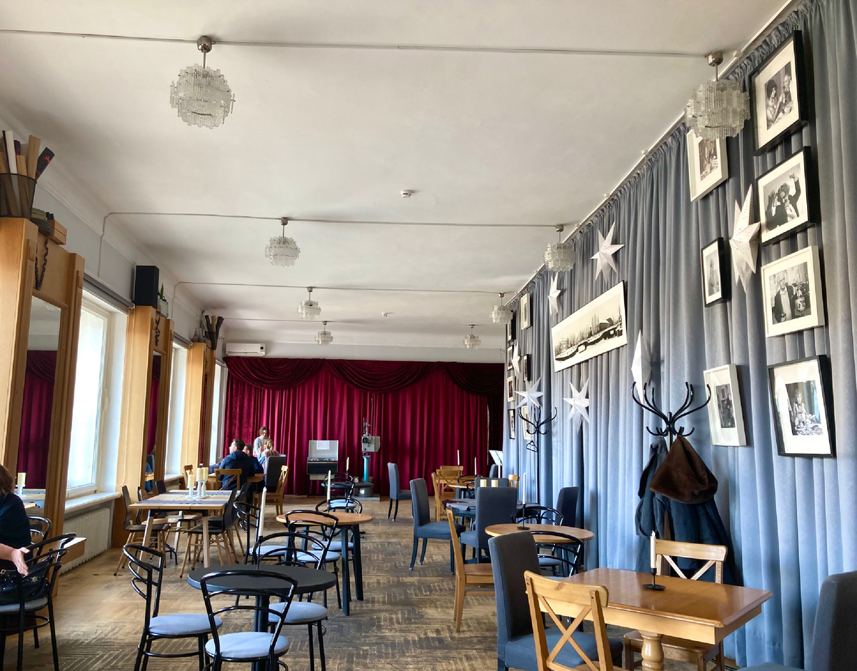 Нециклеванный паркет и старая Камера на треноге. Фото автора. 