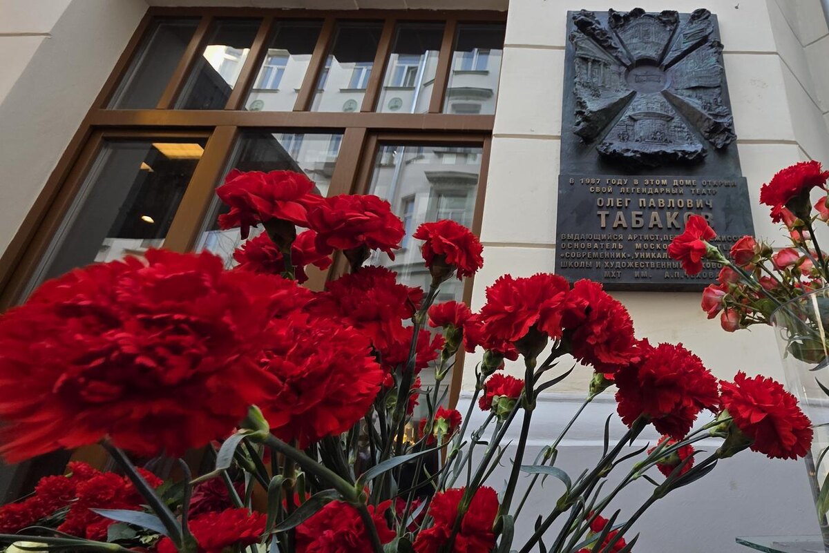 Мемориальная доска Олегу Табакову на здании созданного им театра. Феликс Грозданов / @Metro