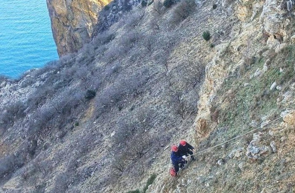    Спасатели эвакуировали девушку. Фото: правительство Севастополя/Tg