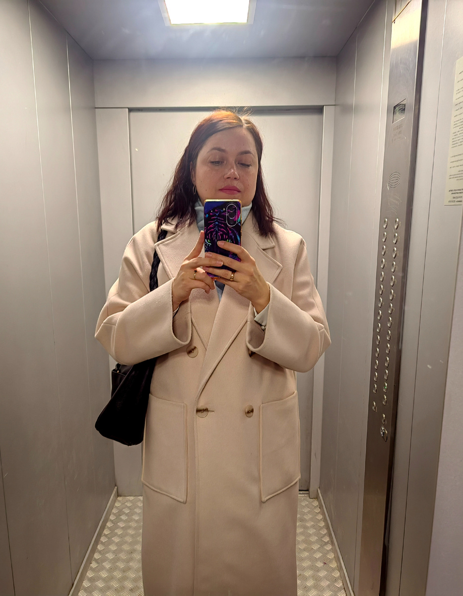 Фото из рабочего субботнего утра. Мои спят, а я еду в лифте на работку