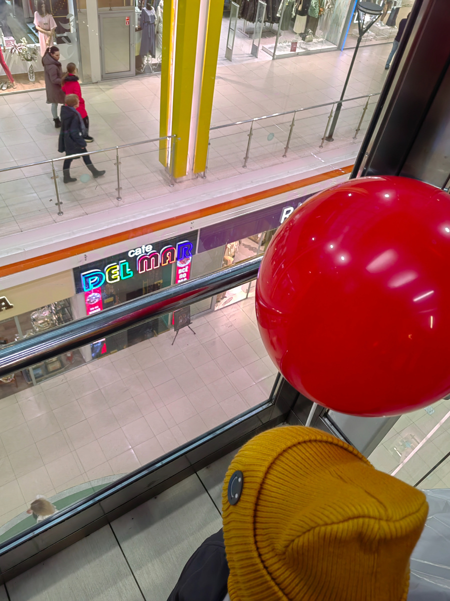 Сын любит лифты