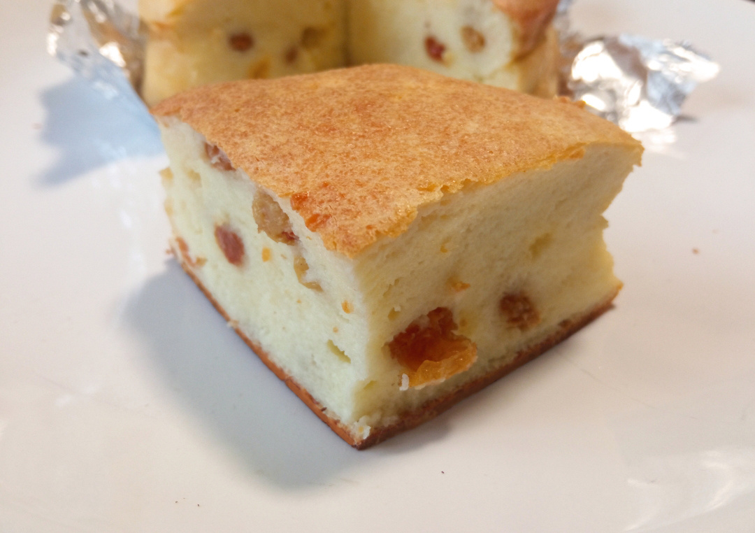 Творожная запеканка, нежная, воздушная, с изюмом