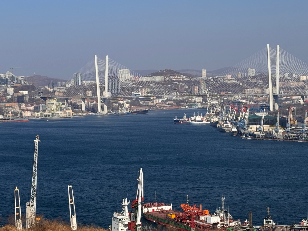 Бухта Золотой Рог, пролив Босфор Восточный, Золотой вантовый мост. Фото автора.