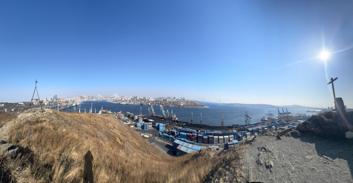 Панорамный вид с Крестовой сопки Владивостока. Фото автора.