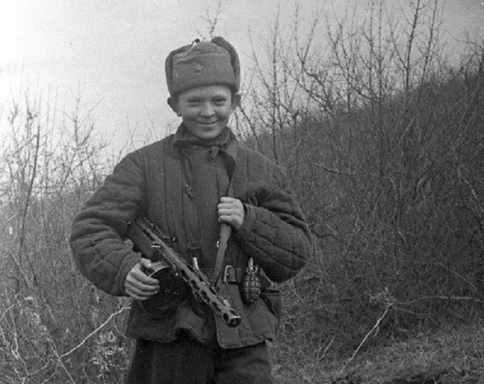 Советский мальчик с автоматом ППШ
