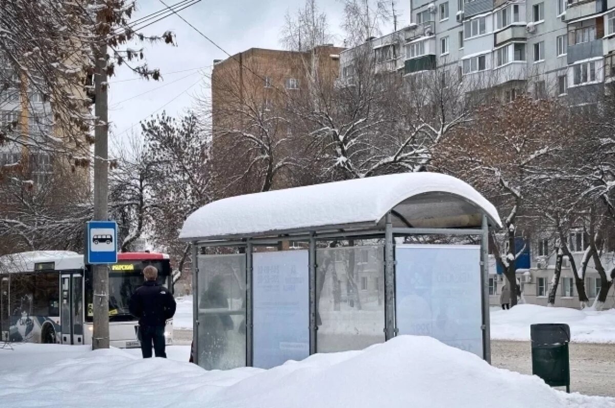    Снег повредил несколько автобусных остановок в центре Казани