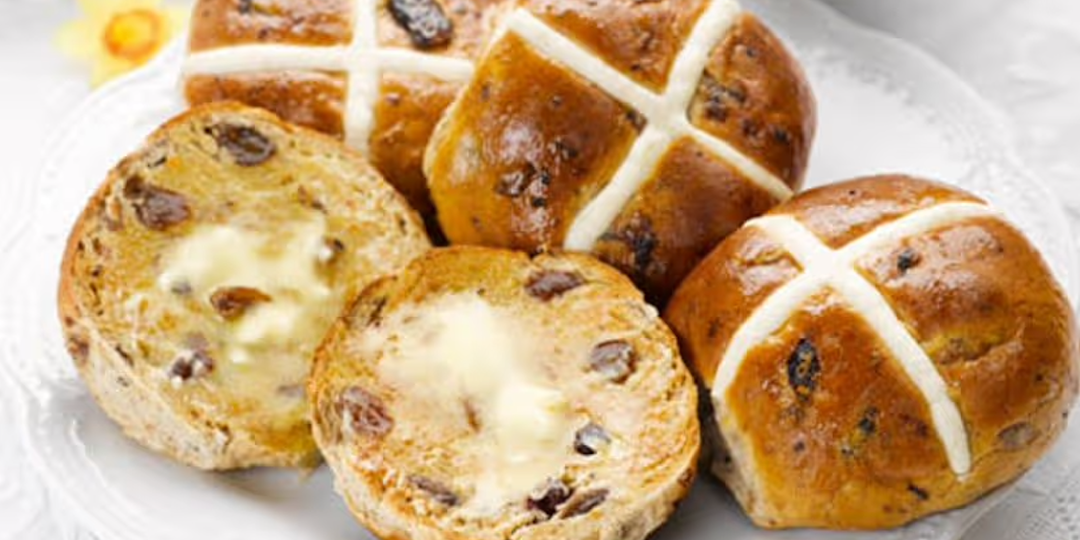 Не только яйца: за что в Англии так любят булочки с крестом и при чем здесь мятный соус?