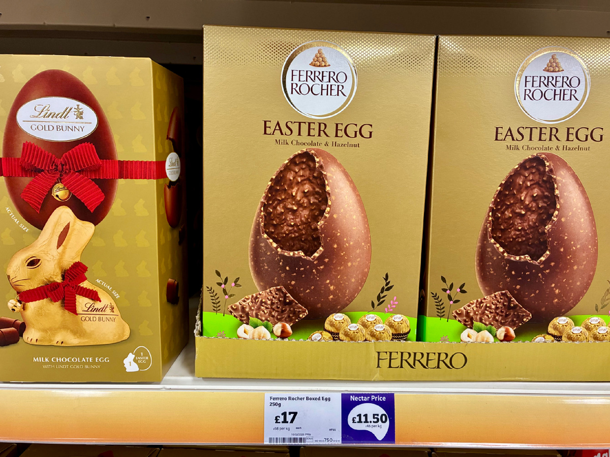 Огромные полые сферы с россыпью конфет внутри. То, от чего у детей (да и у взрослых) в супермаркетах по-настоящему горят глаза. Фото из личного архива