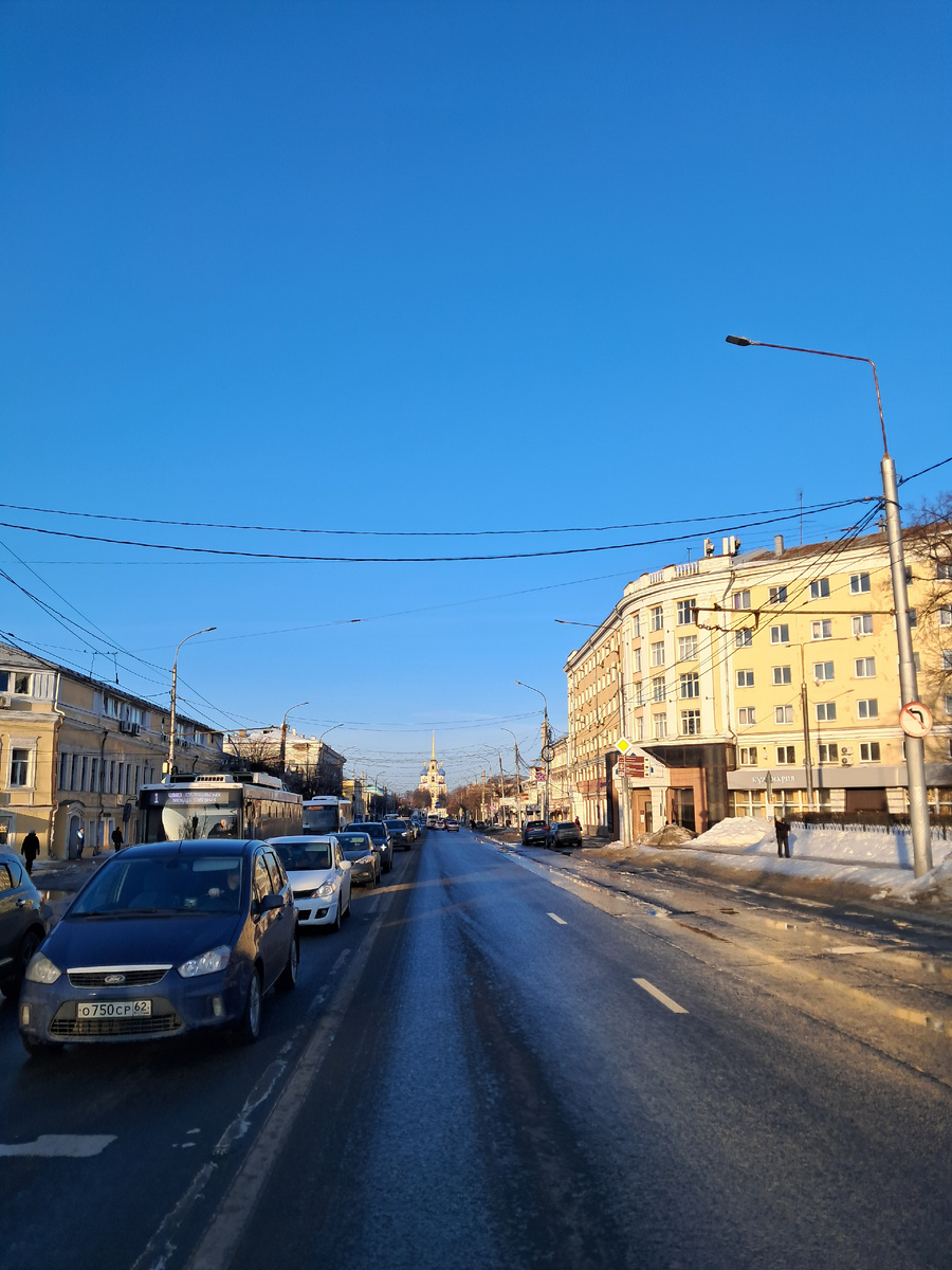 Соборная улица которая ведет к Рязанскому Кремлю.