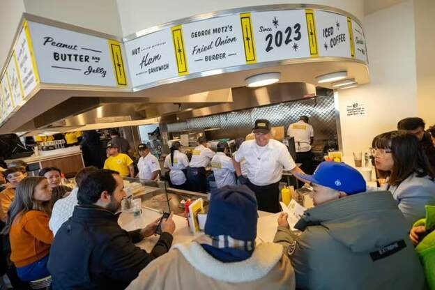 George Motz, принимающий гостей в Hamburger America в Нью-Йорке.