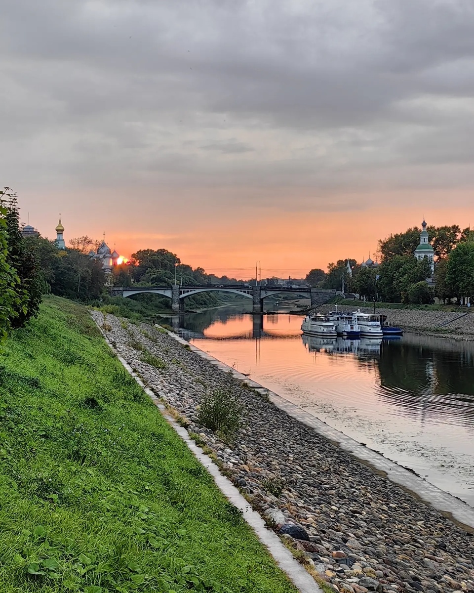 Вдали видно автомобильный мост.