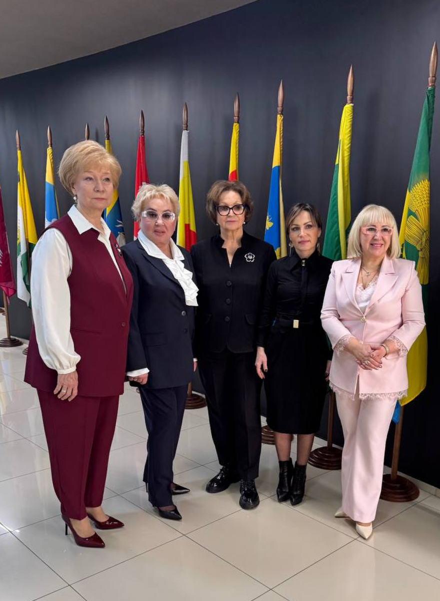 На фотографии: в центре - Президент Союза женщин России Екатерина Лахова. Союз женщин России является одним из организаторов Цикла встреч "Начинай с нами дело". Вторая слева - Галина Рокецкая, Советник Союза. Вторая справа - Юлия Швакова, заместитель председателя правительства Рязанской области Юлия Швакова. Справа - Людмила Козлова, Президнет ТПП Рязанской области и руководитель Клуба женщин-предпринимателей при Региональном отделении Союза женщин России в Рязанской области.