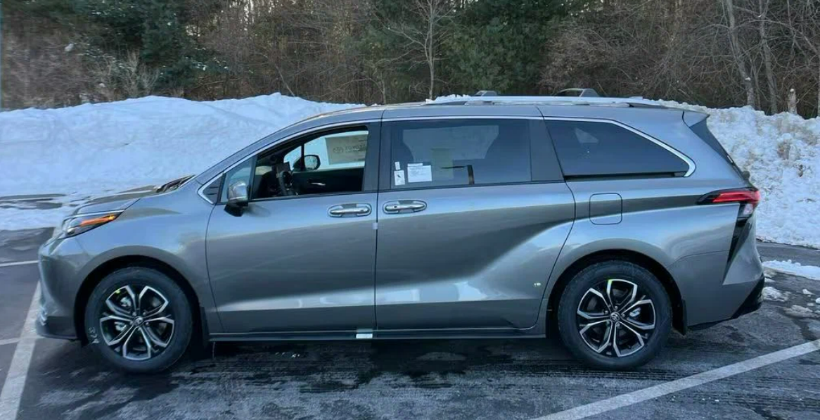 Гибрид, 4x4, 7 мест и багажник 948 л: во сколько встанет привезти Toyota Sienna IV в Россию из США. Источник иллюстрации - auto.ru