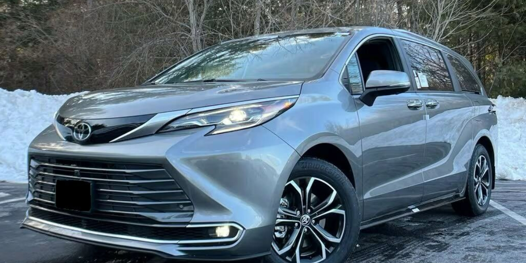 Гибрид, 4x4, 7 мест и багажник 948 л: сколько стоит привезти Toyota Sienna IV в Россию из США