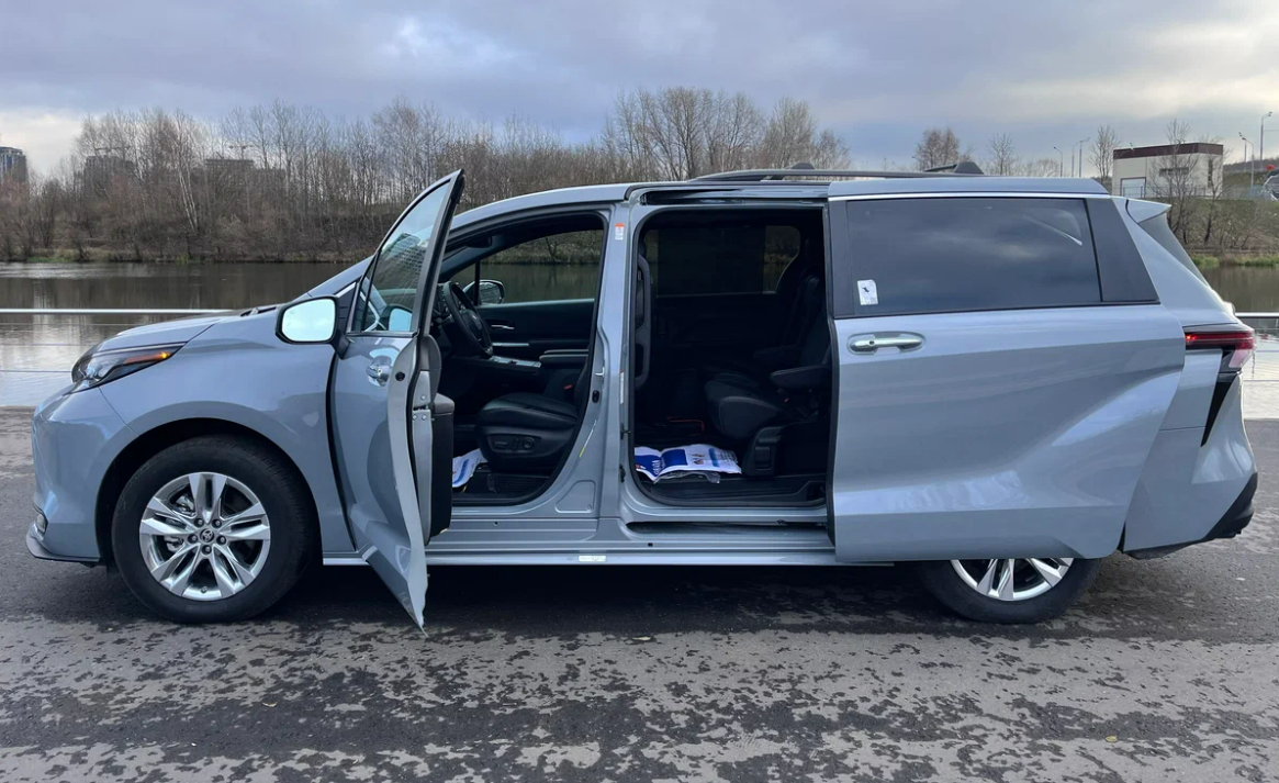 Гибрид, 4x4, 7 мест и багажник 948 л: во сколько встанет привезти Toyota Sienna IV в Россию из США. Источник иллюстрации - auto.ru