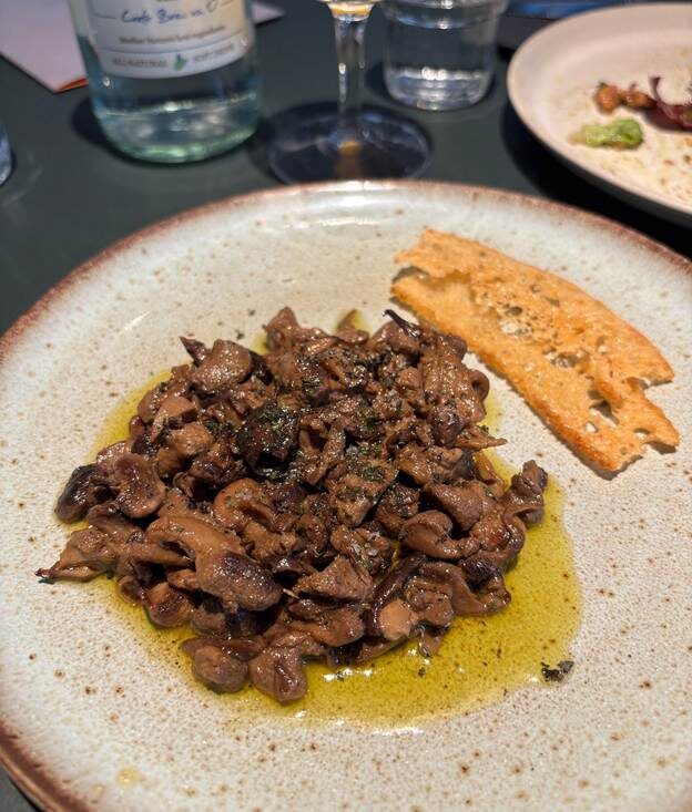 Грибы lion’s mane, тушённые часами, в великолепном ресторане Surt в Копенгагене.