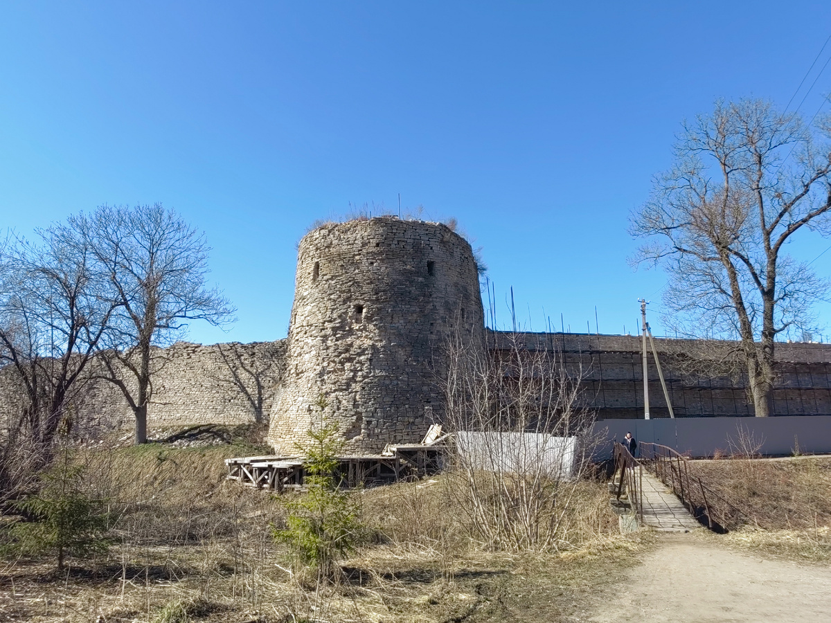 Одна из башен Порховской крепости
