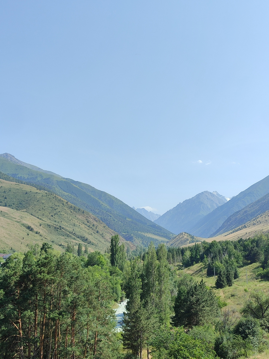 Только у самого входа вдруг понимаешь, насколько на самом деле гигантское это ущелье. Настолько же гигантское, насколько и красивое.