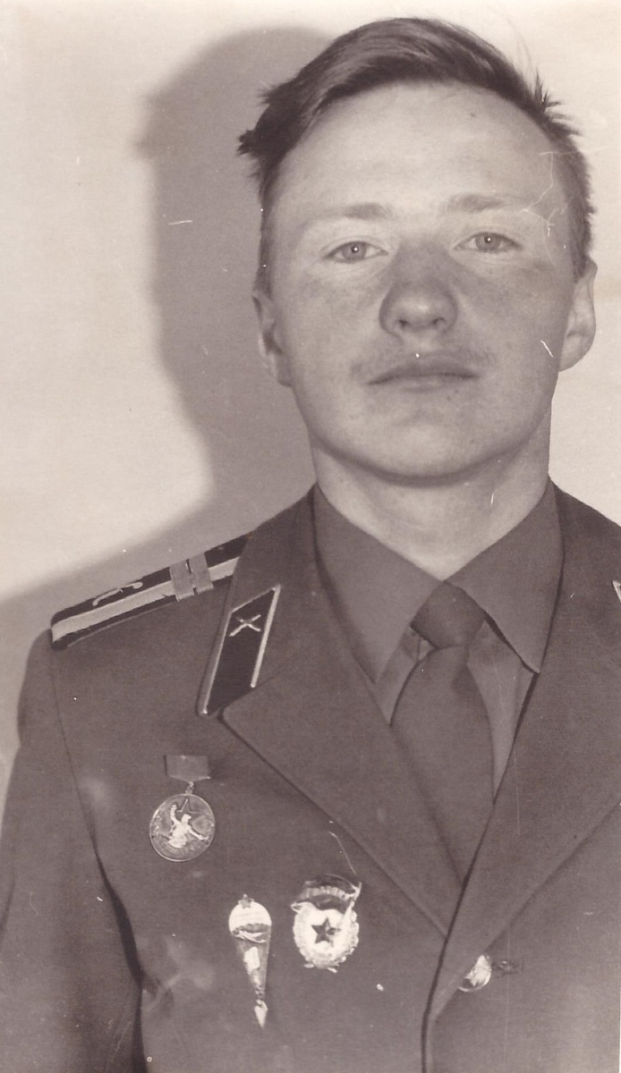 Гвардии мл сержант Елизар... СВВПТАУ 1987 год. 2-ая батарея курсантов. 205 учебная группа. Почему Гвардии. Так всё же просто Гвардейского звания меня никто не лишал, так как я прибыл из Гвардейской 103 ВДД и после обучения в ВВУ собирался также и вернуться в родную дивизию. Фотографию сделали мои курсанты на занятиях по фотоделу. Кстати мне она очень нравится. Фото из архива автора. 