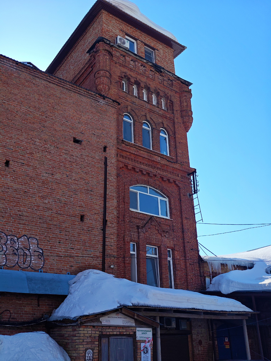 Здесь занимаемся с педагогом