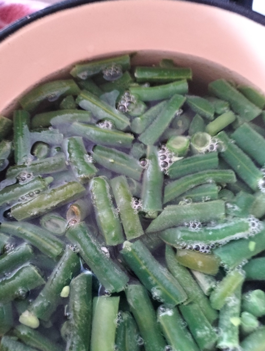 Отварили фасоль и слили.