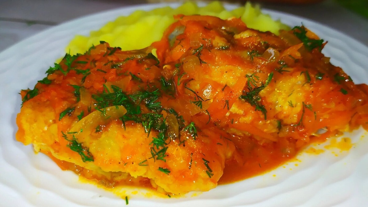 Пикша в томатном соусе в духовке. Фото автора.