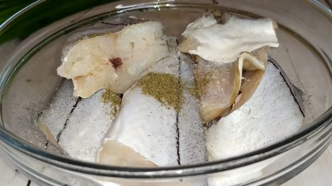 Пикша в томатном соусе с овощами в духовке. Фото автора.