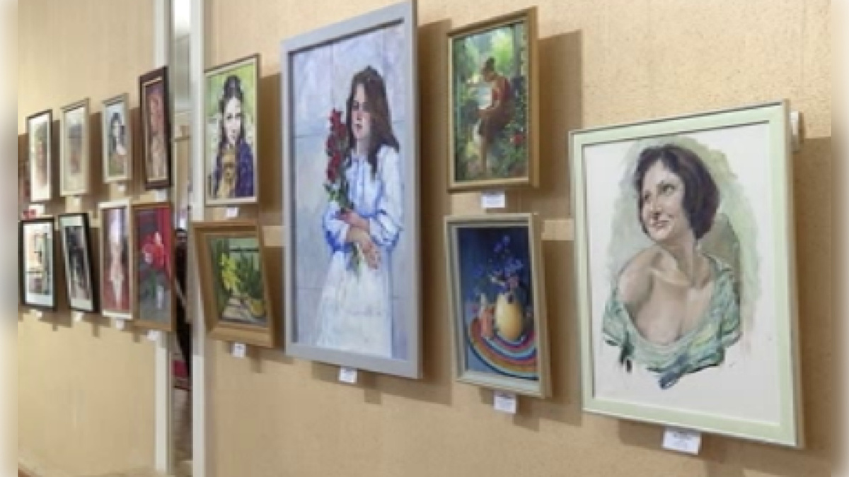    В Курске во Дворце культуры открылась выставка «Все в ней гармония, все диво...»