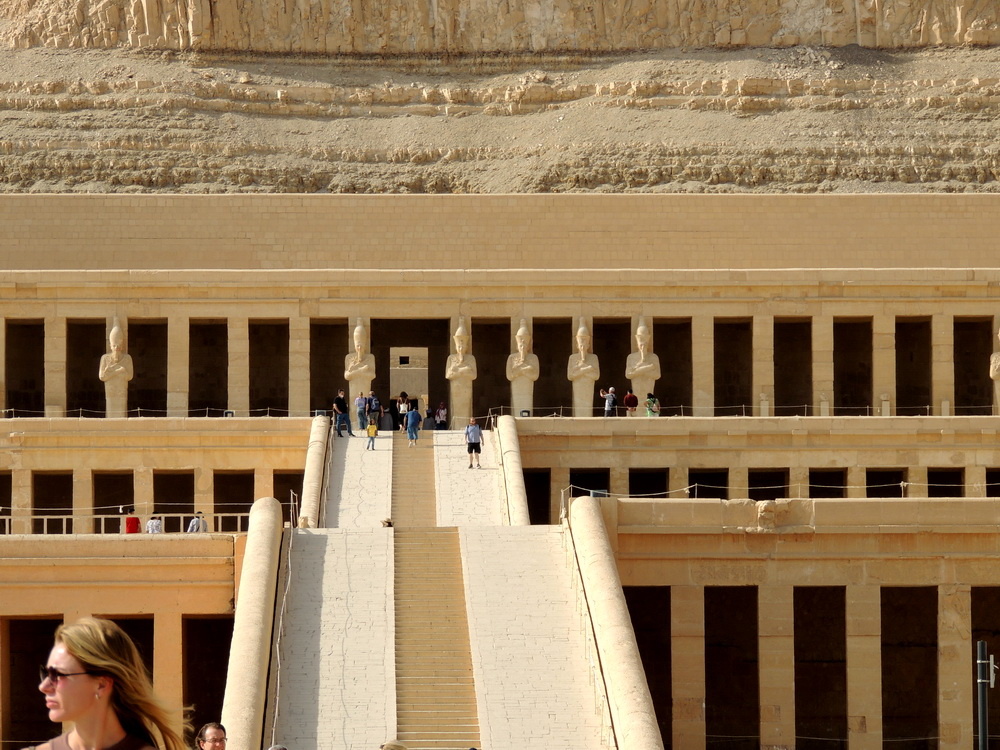 Террасы и лестницы храма.