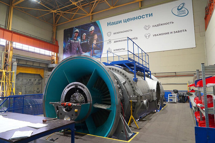 Газовая турбина успешно прошла программу заводских контрольных испытаний, включая вращение ротора турбины вало-поворотным устройством, на сборочном стенде Ленинградского Металлического завода «Силовых машин» в присутствии представителей заказчика. Источник: Сайт АО «Силовые машины»