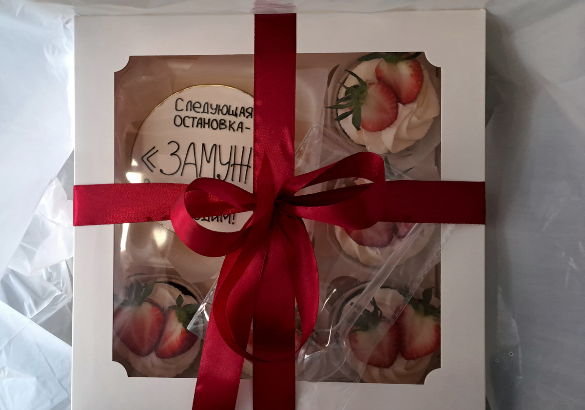 Вот такой тортик-бенто я везла с пироженками, которые сейчас называют панкейками.