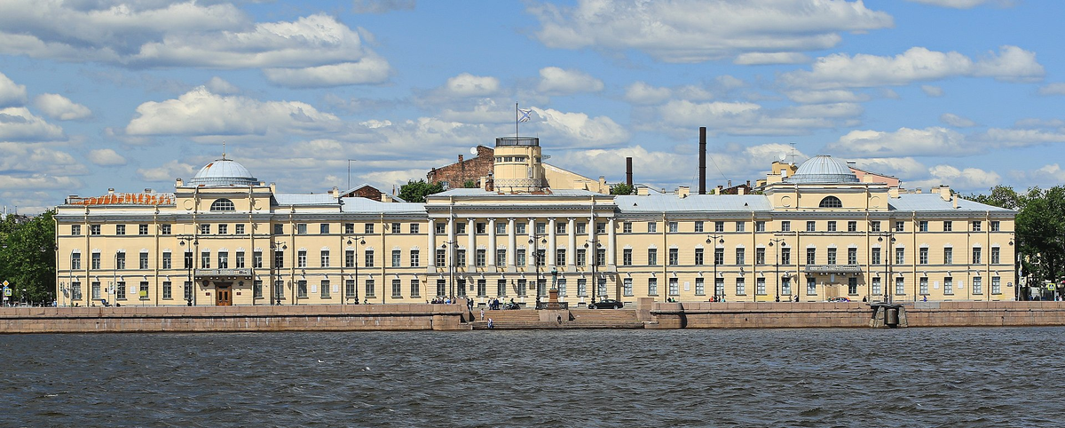 Бывший Морской кадетский корпус и сегодня выпускает офицеров (фото Kora27)