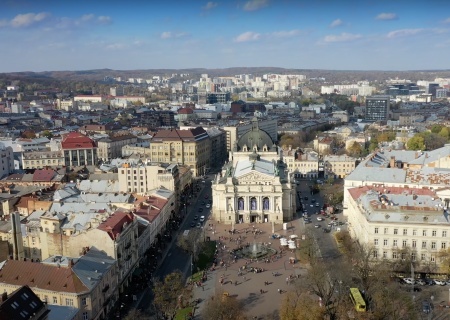    Мэрию Львова обвинили в препятствовании деятельности ВСУ. Садовой спешно выехал за границу