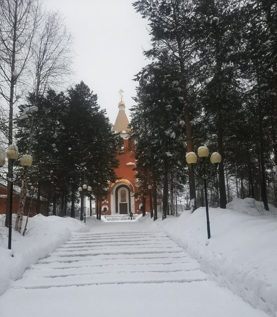 Храм Архистратига Божия Михаила, Ноябрьск (личное фото)