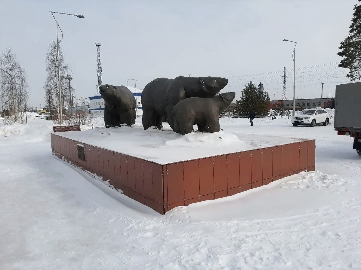 Скульптура с медведями возле ж/д вокзала, Ноябрьск (личное фото)