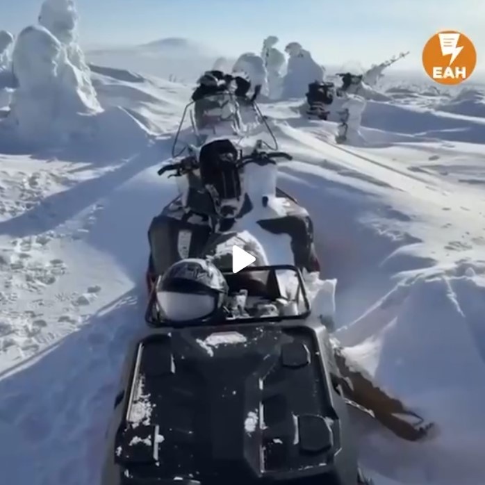 Снегоходы стоят в линейку, как ехали.